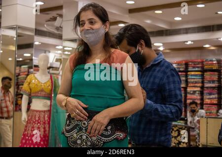 Dehradun, Uttarakhand/Indien-Oktober 14 2020:EINE schöne Dame mit Saree zum Einkaufen, trägt eine Gesichtsmaske wegen der Corona-Pandemie in Indien. Hochwertige Fotos Stockfoto