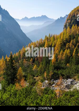 Valle Corpassa in der Civetta - Moiazza Bergkette in den dolomiten von Venetien. Im Hintergrund die Gipfel von Pale di San Martino. Das Dolo Stockfoto