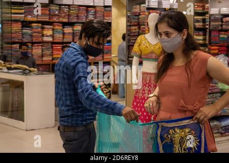 Dehradun, Uttarakhand/Indien-Oktober 14 2020:EINE schöne Dame mit Saree zum Einkaufen, trägt eine Gesichtsmaske wegen der Corona-Pandemie in Indien. Hochwertige Fotos Stockfoto