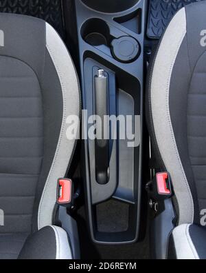 Parkbremse des Fahrzeugs. Schließen Sie die Handbremse des Fahrzeugs. Stockfoto