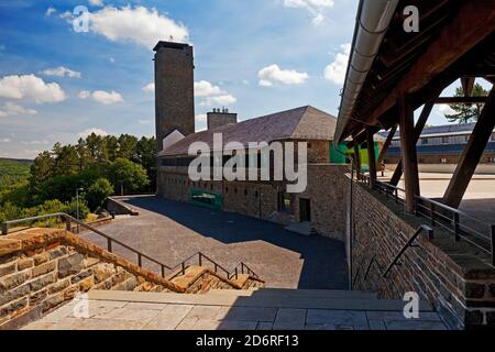 Ehemalige NS-Ordensburg Vogelsang, Innenhof mit Turm, Deutschland, Nordrhein-Westfalen, Nationalpark Eifel, Schleiden Stockfoto