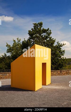 Ehemalige NS-Ordensburg Vogelsang, heute Gedenkstätte mit gelber Skulptur, Deutschland, Nordrhein-Westfalen, Nationalpark Eifel, Schleiden Stockfoto