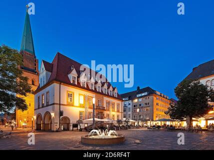 Alter Markt mit Nicolai-Kirche und Theater TAM am Abend, Deutschland, Nordrhein-Westfalen, Ostwestfalen, Bielefeld Stockfoto