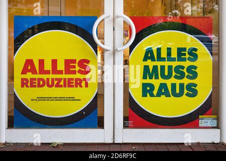 Plakate mit Schriftzug "alles reduziert" und "Verkauf abschließen" im Schaufenster, Deutschland, Nordrhein-Westfalen, Ruhrgebiet, Witten Stockfoto