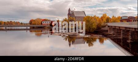 Eine Kirche in einer kleinen Stadt im Herbst Stockfoto