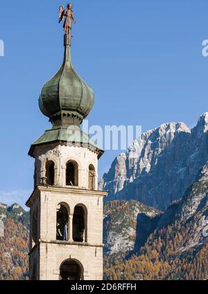 Kirche von San Tomaso Agordino in den Dolomiten in der Region Veneto. Die Dolomiten des Veneto sind Teil des UNESCO Weltkulturerbes. Europa, Zentrale Euro Stockfoto