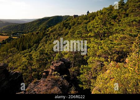 Blick vom roten Sandsteinfelsen Effles auf Schloss Nideggen, Deutschland, Nordrhein-Westfalen, Eifel, Nideggen Stockfoto