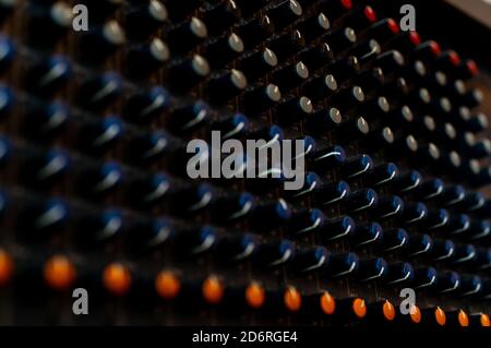 Audio Sound Mixer console. Sound Mixing Desk. Musik mixer Control Panel im Aufnahmestudio. Audio Mixing Konsole und Einstellknopf. Tontechniker. Stockfoto