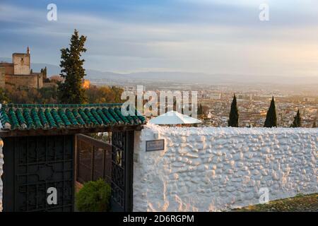 Abendblick über die Stadt vom Mirador de San Nicolas, El Albaicín, Granada, Andlusia, Spanien Stockfoto