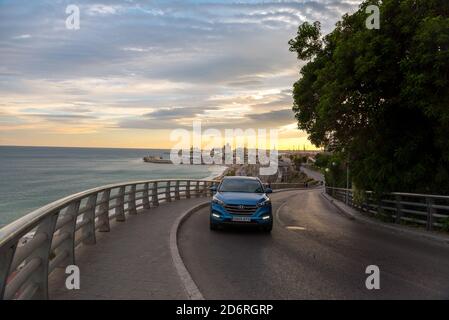 Tarragona, Spanien: 27. September 2020: Hyundai nimmt eine Kurve in Tarragona mit dem Hafen hinten und dem Sonnenuntergang im Sommer 2020. Stockfoto