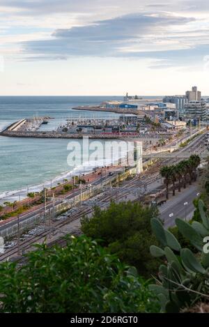 Tarragona, Spanien: 2020 September 27: Blick auf den Hafen der Stadt Tarragona im Sommer in Spanien. Stockfoto