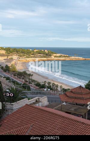 Tarragona, Spanien: 2020 September 27: Blick auf den Hafen der Stadt Tarragona im Sommer in Spanien. Stockfoto