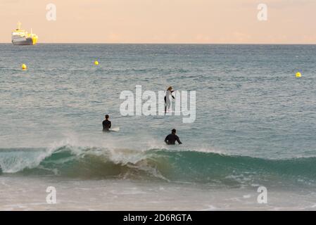 Tarragona, Spanien: 27. September 2020: Menschen surfen auf der Plaza del Anfiteatro in Tarragona im Sommer 2020. Stockfoto
