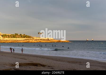Tarragona, Spanien: 27. September 2020: Menschen surfen auf der Plaza del Anfiteatro in Tarragona im Sommer 2020. Stockfoto