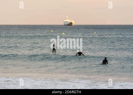 Tarragona, Spanien: 27. September 2020: Menschen surfen auf der Plaza del Anfiteatro in Tarragona im Sommer 2020. Stockfoto