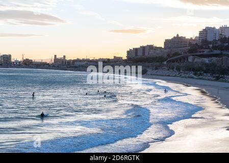 Tarragona, Spanien: 27. September 2020: Menschen surfen auf der Plaza del Anfiteatro in Tarragona im Sommer 2020. Stockfoto