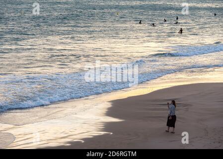 Tarragona, Spanien: 27. September 2020: Frau macht im Sommer 2020 ein Foto auf der Plaza del Anfiteatro in Tarragona. Stockfoto