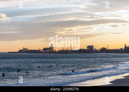Tarragona, Spanien: 27. September 2020: Menschen surfen auf der Plaza del Anfiteatro in Tarragona im Sommer 2020. Stockfoto