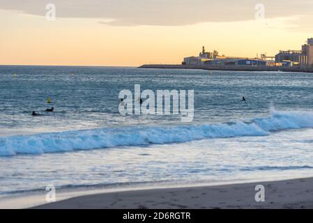 Tarragona, Spanien: 27. September 2020: Menschen surfen auf der Plaza del Anfiteatro in Tarragona im Sommer 2020. Stockfoto