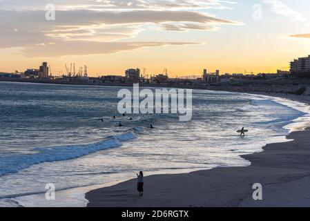 Tarragona, Spanien: 27. September 2020: Menschen surfen auf der Plaza del Anfiteatro in Tarragona im Sommer 2020. Stockfoto