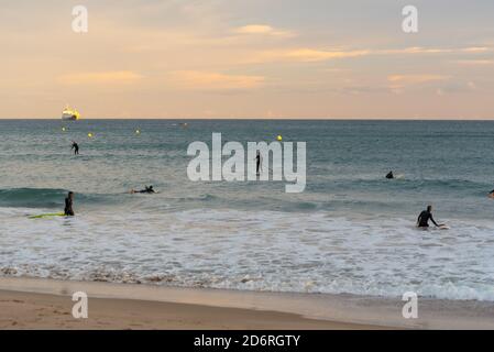 Tarragona, Spanien: 27. September 2020: Menschen surfen auf der Plaza del Anfiteatro in Tarragona im Sommer 2020. Stockfoto