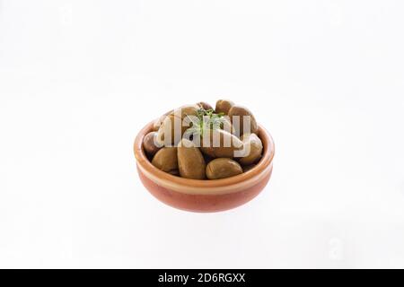 Grüne Kalamata Oliven in Schale Stockfoto