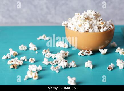 Voller Teller Popcorn, Filmkonzept, Nahaufnahme von Popcorn in einer Schüssel gesalzenes Popcorn am alten Holztisch. Dunkler Hintergrund. Selektiver Fokus. Stockfoto