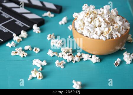 Voller Teller Popcorn, Filmkonzept, Nahaufnahme von Popcorn in einer Schüssel gesalzenes Popcorn am alten Holztisch. Dunkler Hintergrund. Selektiver Fokus. Stockfoto