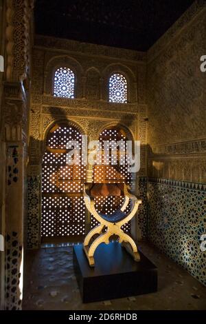 Salón de los Embajadores (Botschafterkammer), Palacio de Comares, La Alhambra, Granada, Andalusien, Spanien: Der Thron des Sultans Stockfoto