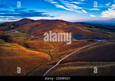 Luftaufnahme der schönen Region Zlatibor Landschaft mit Asphaltstraße durch von Drohne pov. Zlatibor ist ein Berg im Südwesten Serbiens Stockfoto