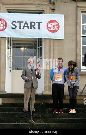 Dumfries House,Cumnock, East Ayrshire, Schottland, Großbritannien, Kinder von der East Ayrshire School nehmen an Sports Relief mit BBC-Moderatoren Matt Baker & Alex Jones von der EINEN Show Teil. Der Lauf wurde von seiner Königlichen Hoheit Prinz Charles gestartet Stockfoto