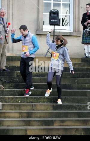 Dumfries House,Cumnock, East Ayrshire, Schottland, Großbritannien, Kinder von der East Ayrshire School nehmen an Sports Relief mit BBC-Moderatoren Matt Baker & Alex Jones von der EINEN Show Teil. Der Lauf wurde von seiner Königlichen Hoheit Prinz Charles gestartet Stockfoto