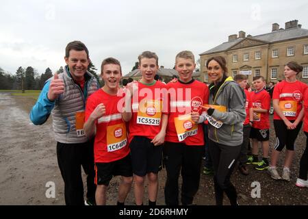 Dumfries House,Cumnock, East Ayrshire, Schottland, Großbritannien, Kinder von der East Ayrshire School nehmen an Sports Relief mit BBC-Moderatoren Matt Baker & Alex Jones von der EINEN Show Teil. Der Lauf wurde von seiner Königlichen Hoheit Prinz Charles gestartet Stockfoto