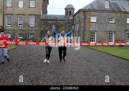 Dumfries House,Cumnock, East Ayrshire, Schottland, Großbritannien, Kinder von der East Ayrshire School nehmen an Sports Relief mit BBC-Moderatoren Matt Baker & Alex Jones von der EINEN Show Teil. Der Lauf wurde von seiner Königlichen Hoheit Prinz Charles gestartet Stockfoto