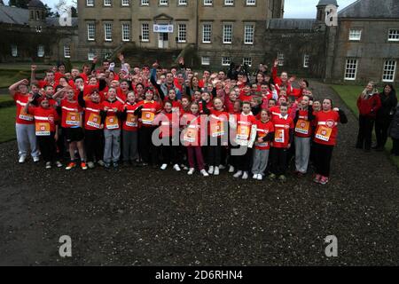 Dumfries House,Cumnock, East Ayrshire, Schottland, Großbritannien, Kinder von der East Ayrshire School nehmen an Sports Relief mit BBC-Moderatoren Matt Baker & Alex Jones von der EINEN Show Teil. Der Lauf wurde von seiner Königlichen Hoheit Prinz Charles gestartet Stockfoto