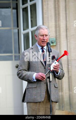 Dumfries House,Cumnock, East Ayrshire, Schottland, Großbritannien, Kinder von der East Ayrshire School nehmen an Sports Relief mit BBC-Moderatoren Matt Baker & Alex Jones von der EINEN Show Teil. Der Lauf wurde von seiner Königlichen Hoheit Prinz Charles gestartet Stockfoto