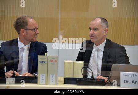 19. Oktober 2020, Rheinland-Pfalz, Trier: Jörg Angerer (r), Vertreter der Generalstaatsanwaltschaft, spricht vor Beginn des Prozesses mit seinem Kollegen Sebastian Hübinger im Gerichtssaal über ein illegales Rechenzentrum in einem ehemaligen NATO-Bunker in Traben-Trarbach. Acht Verdächtige - vier Holländer, drei Deutsche und ein Bulgare - sollen Websites auf Servern in der unterirdischen Anlage gehostet haben, durch die Kriminelle aus der ganzen Welt illegale Geschäfte im Wert von Millionen betrieben haben, so die Staatsanwaltschaft. Sie werden unter anderem der Beihilfe beschuldigt Stockfoto