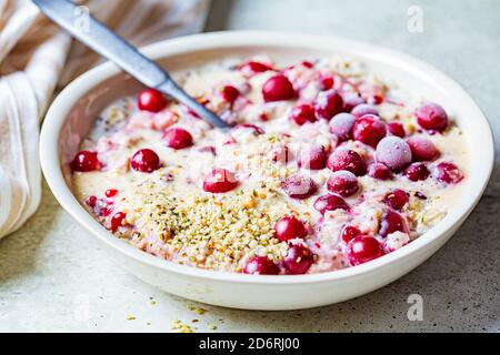 Haferflockenschale mit Beeren, Chia und Hanfsamen. Stockfoto