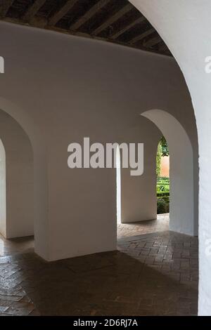 Der Patio de Lindaraja, von der Passage unter den Kaiserkammern (Habitaciones de Carlos V), La Alhambra, Granada, Andalusien, Spanien Stockfoto