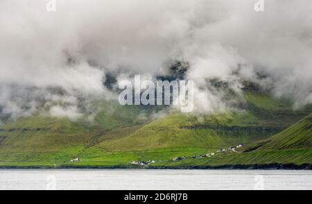 Die Insel Kunoy mit Dorf Kunoy. Nordoyggjar (Nördliche Inseln) in den Färöer Inseln, eine Inselgruppe im Nordatlantik. Europa, die Nördlichen Eu- Stockfoto