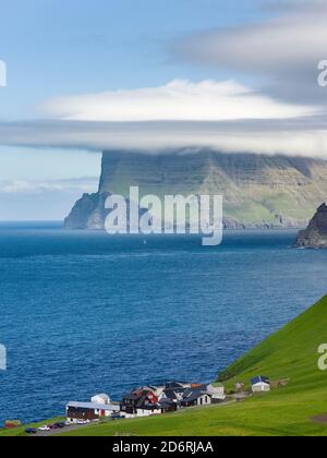 Insel Kalsoy, Dorf Trollanes, im Hintergrund die Insel Kunoy und Vidoy. Nordoyggjar (Nördliche Inseln) in den Färöer Inseln, eine Inselgruppe im Stockfoto