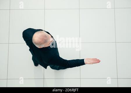 Draufsicht. Geschäftsmann im Anzug stellt eine Frage. Stockfoto
