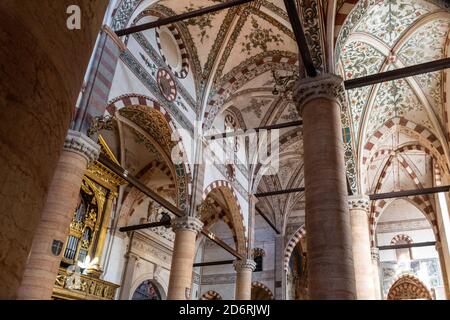 Gotische Sant'Anastasia Kirche Innenansicht. Sant'Anastasia ist eine Kirche des Dominikanerordens in Verona, sie wurde in 1280-1400 gebaut. Stockfoto