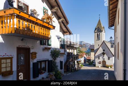Dorf Sottoguda, gilt als eines der schönsten und traditionellsten Dörfer der Dolomiten von Venetien. Die Dolomiten des Veneto sind Stockfoto