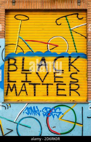 Madrid, Spanien - 20. Oktober 2020: Schwarzes Leben Materie Zeichen in der Klappe eines Geschäfts in Lavapies Viertel in Madrid gemalt Stockfoto