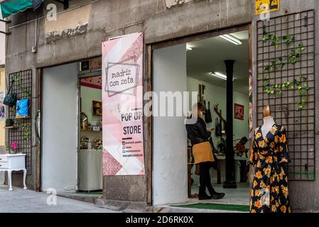 Madrid, Spanien - 20. Oktober 2020: Pop-up-Store im Lavapies-Viertel Stockfoto
