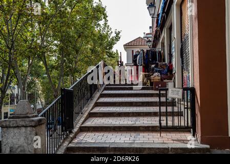 Madrid, Spanien - 20. Oktober 2020: Geschäft im El Rastro Markt im Viertel La Latina im Zentrum von Madrid. Stockfoto