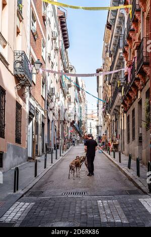 Madrid, Spanien - 20. Oktober 2020: Menschen auf dem berühmten El Rastro Markt in La Latina im Zentrum von Madrid. Antiquitäten, Objekte und alte Möbel sind di Stockfoto