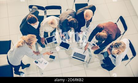 Draufsicht. Business-Team diskutieren Finanzstatistiken . Stockfoto