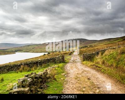 Ein Weg schlängelt sich um den entlegenen Scar House Stausee. Nidderdale. Yorkshire Dales Stockfoto